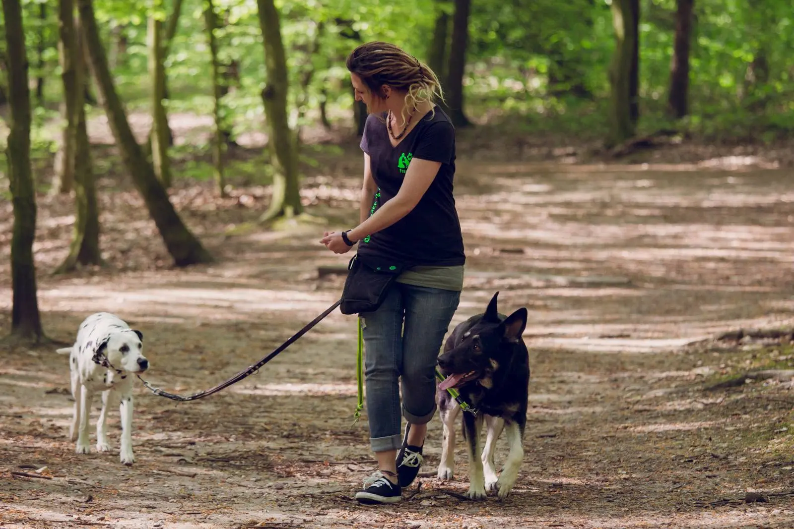 Franzi mit ihren 2 Hunden geht Gassi im Wald