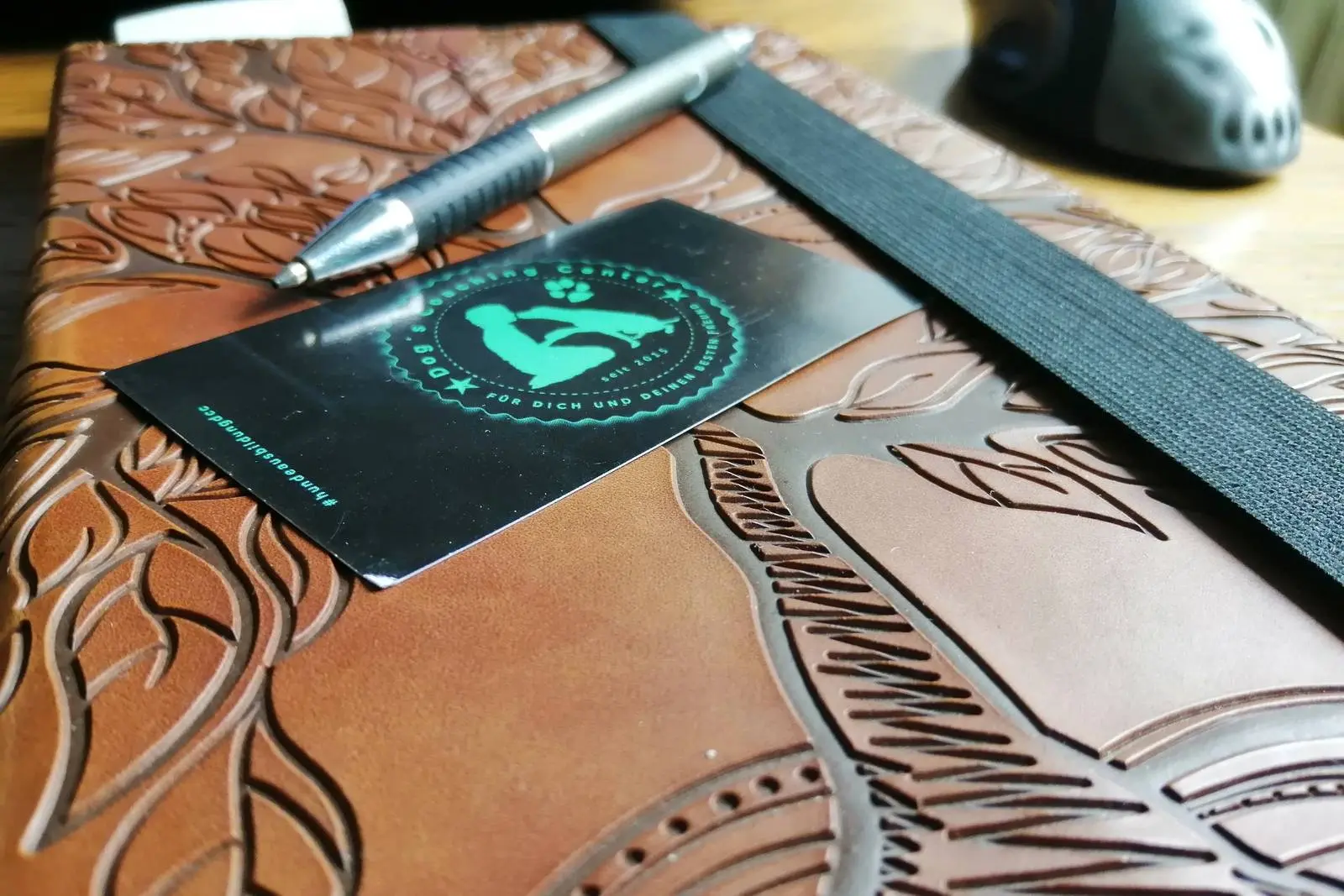 Unsere Themen - 5 = TEAM Mitglied werden Dokumententasche, ein Aufkleber und ein Kuli